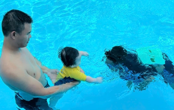 Lớp học bơi ếch dành cho trẻ em