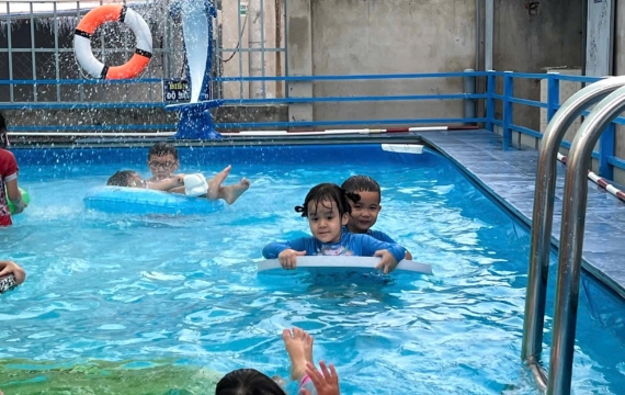 Lớp học bơi bướm dành cho trẻ em
