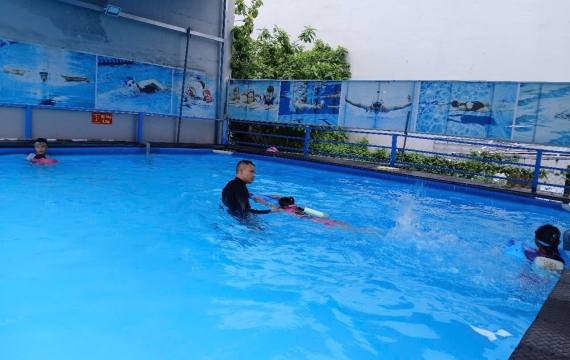 Lớp học bơi sải dành cho trẻ em